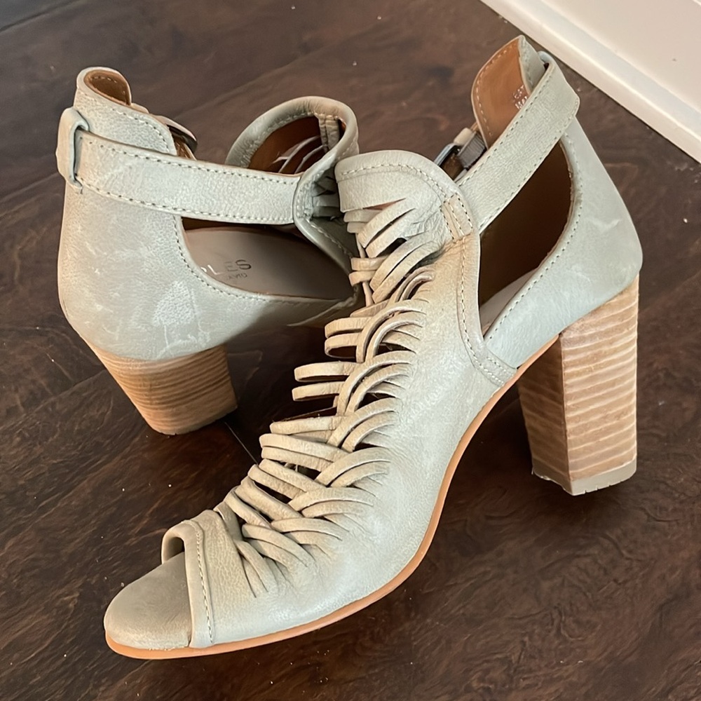 Charles by Charles David Sandals Size 7.5 Grey Leather Soft Woven Strips Pattern